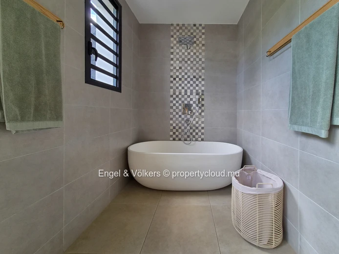 Stylish West Coast Villa Close to Beaches & Amenities