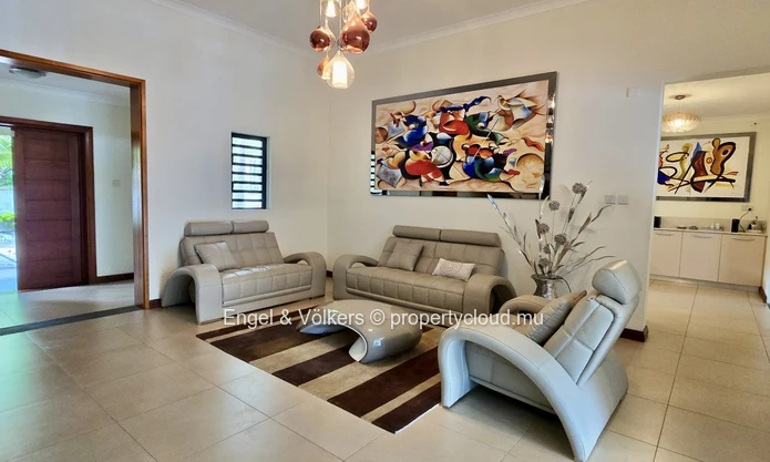 Exceptional 4-Bedroom Villa on a large Landscaped Garden