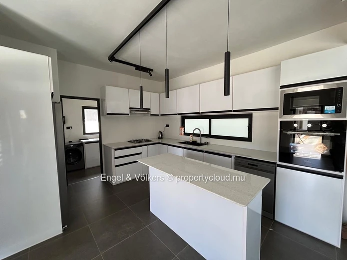 Modern 4-Bedroom House for Rent in Cap Malheureux – Private Pool & Rooftop Terrace