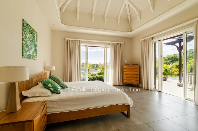 Contemporary Single Storey Villa with Sunset Views