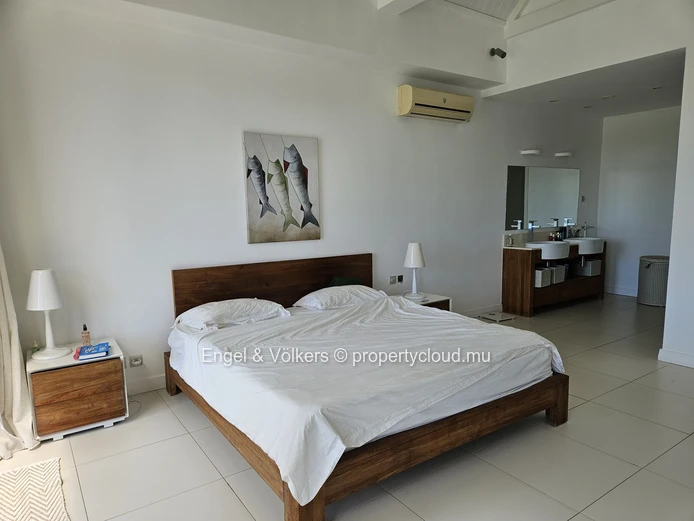 Luxurious 3-Bedroom Penthouse with Marina Views – For Rent in Black River