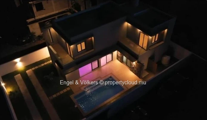 Charming 3-Bedroom House for Rent in Calodyne – Private Pool, Office Space & Close to the Sea