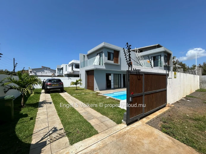 Charming 3-Bedroom House for Rent in Calodyne – Private Pool, Office Space & Close to the Sea