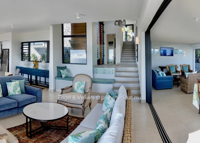 Luxurious Villa with Breathtaking Panoramic Sea Views