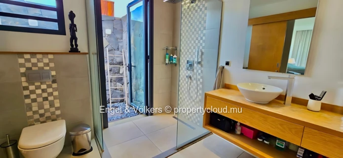 Secluded Island Lifestyle: Spacious Villa with Scenic Mountain Views
