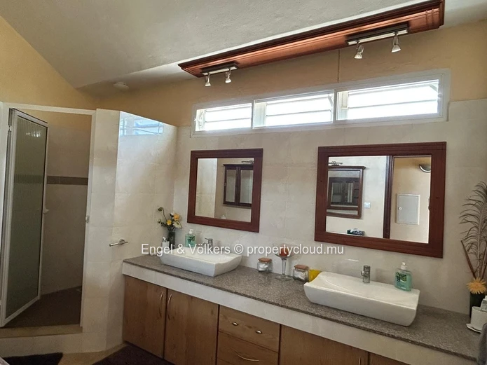 Charming and Spacious 5-Bedroom House for Rent – Large Plot, Private Pool & Peaceful Setting