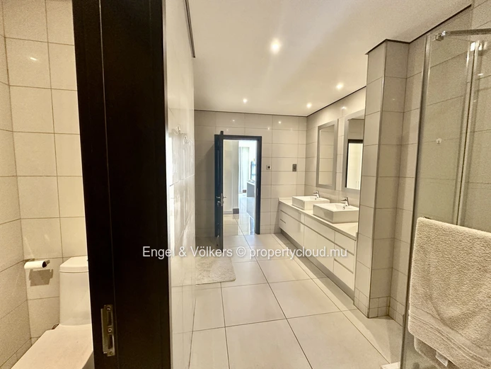 Stylish Top-Floor 3-Bedroom Apartment in La Croisette with Rooftop Pool Access