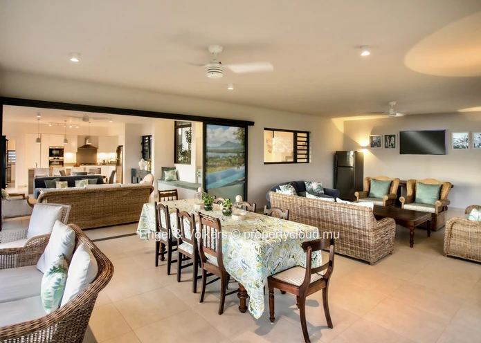 Luxurious Villa with Breathtaking Panoramic Sea Views