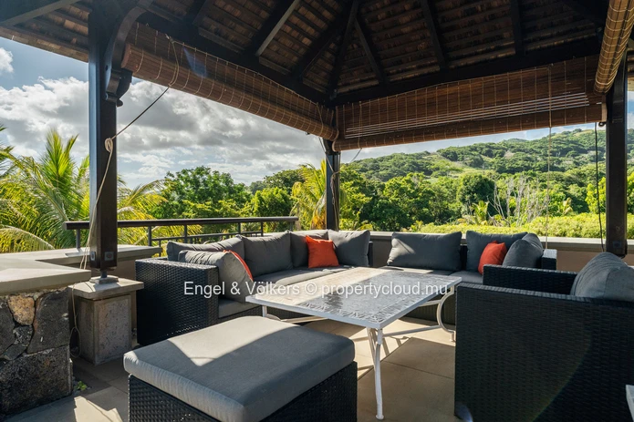 Contemporary Single Storey Villa with Sunset Views