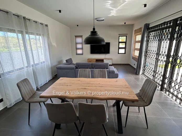 Modern 4-Bedroom House for Rent in Cap Malheureux – Private Pool & Rooftop Terrace