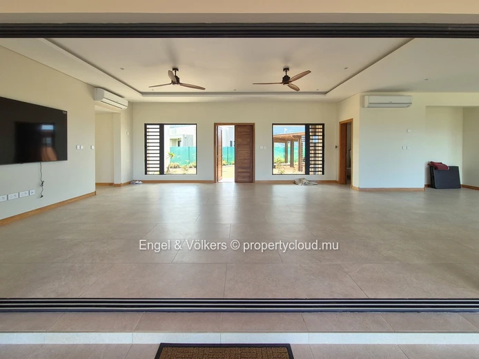 Majestic Villa with breath-taking sea and mountain views