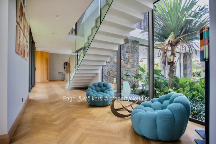 Refined Tropical Living in a Prestigious Golf Estate