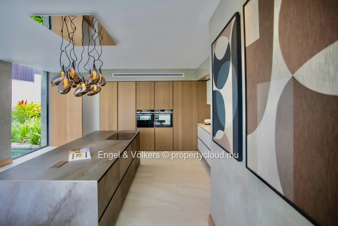 Refined Tropical Living in a Prestigious Golf Estate