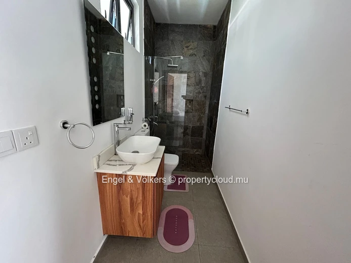 Charming 3-Bedroom House for Rent in Calodyne – Private Pool, Office Space & Close to the Sea