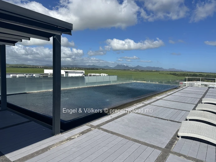 Stylish Top-Floor 3-Bedroom Apartment in La Croisette with Rooftop Pool Access