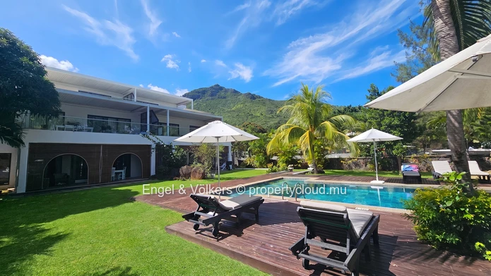 Elegant 3-Bedroom Beachfront Apartment with sea view