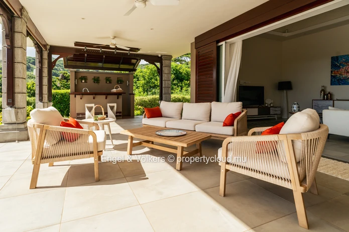 Contemporary Single Storey Villa with Sunset Views