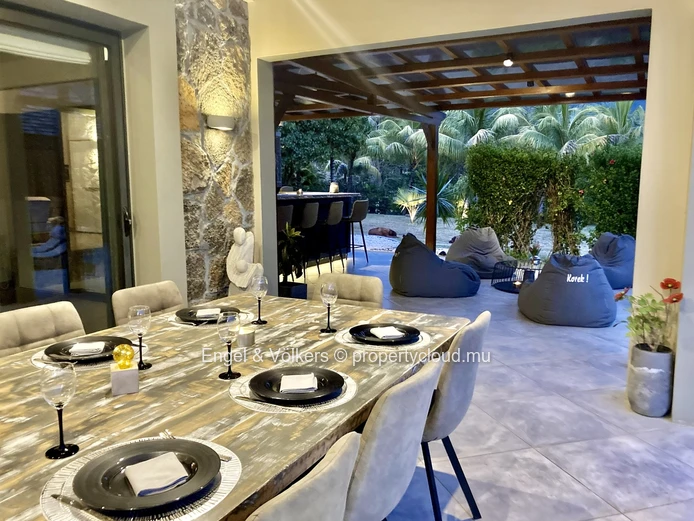 Exceptional 4-Bedroom Villa on a large Landscaped Garden