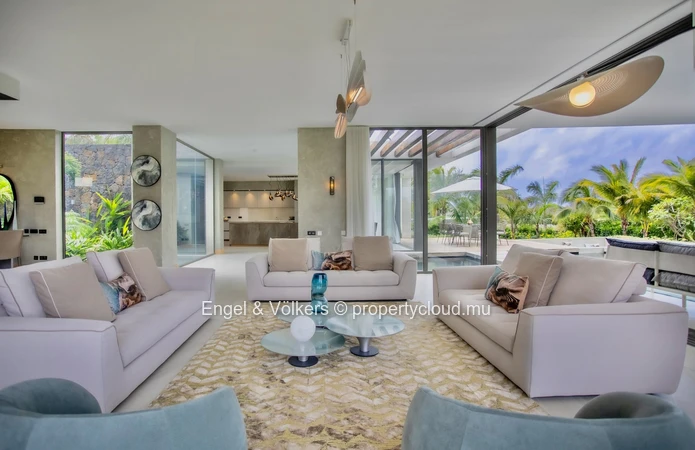 Refined Tropical Living in a Prestigious Golf Estate