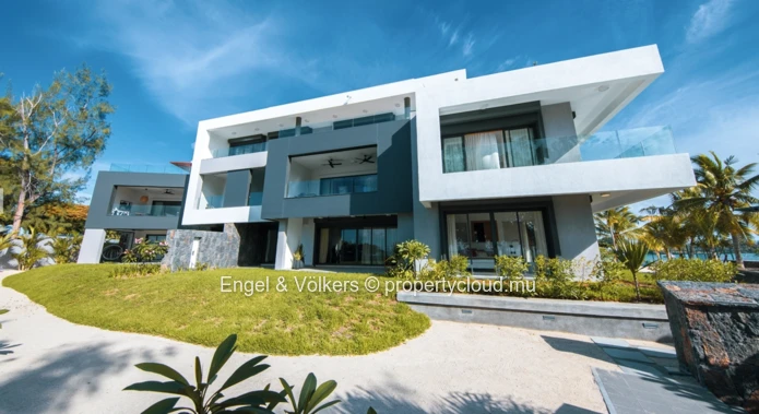 Modern & Convenient Beachfront Apartment