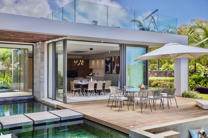 Refined Tropical Living in a Prestigious Golf Estate