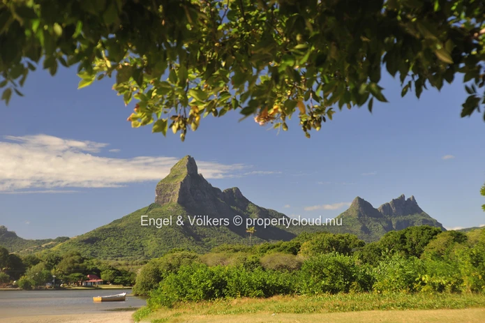 Elegant Island Sanctuary: Luxurious 4-Bedroom Villa in best located estate