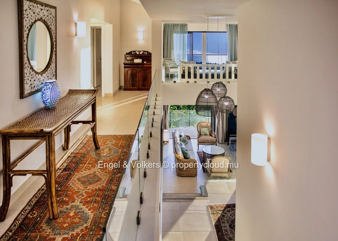 Luxurious Villa with Breathtaking Panoramic Sea Views