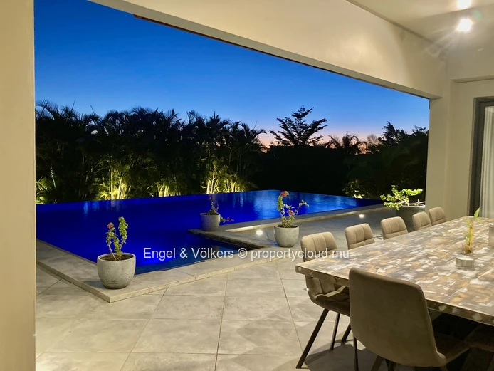 Exceptional 4-Bedroom Villa on a large Landscaped Garden