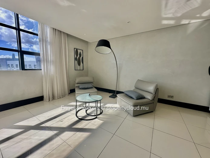 Stylish Top-Floor 3-Bedroom Apartment in La Croisette with Rooftop Pool Access