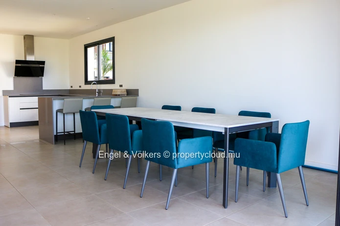 Luxury 4-Bedroom Villa in Tamarin – Private Garden & Pool