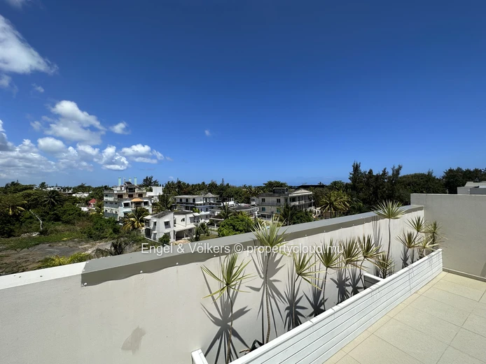 Penthouse Perfection with Rooftop Terrace in Pereybere