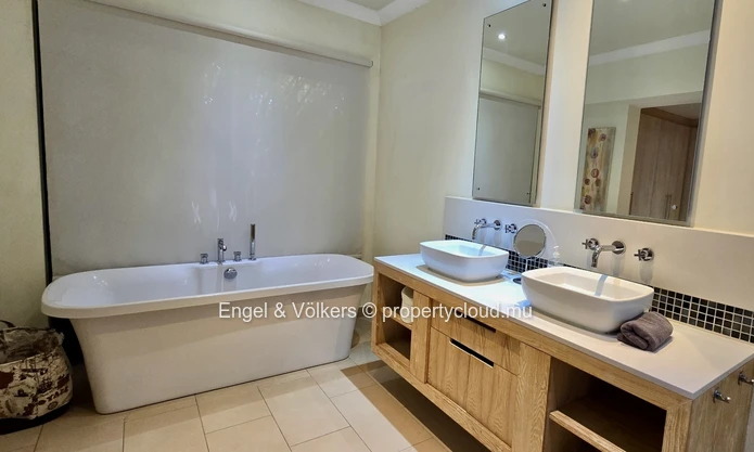 Exceptional 4-Bedroom Villa on a large Landscaped Garden