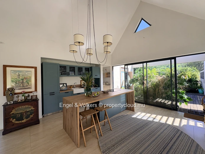 FOR RENT - Contemporary Villa in Tamarin