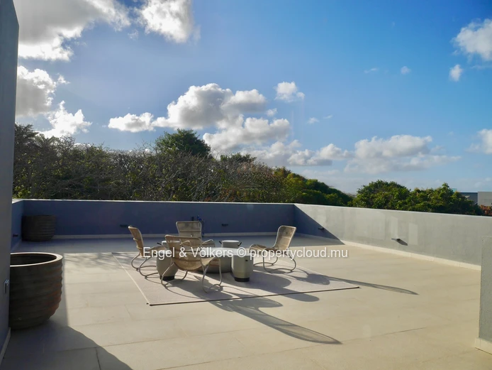 Contemporary Penthouse with Exclusive Lift Access & Mountain Views