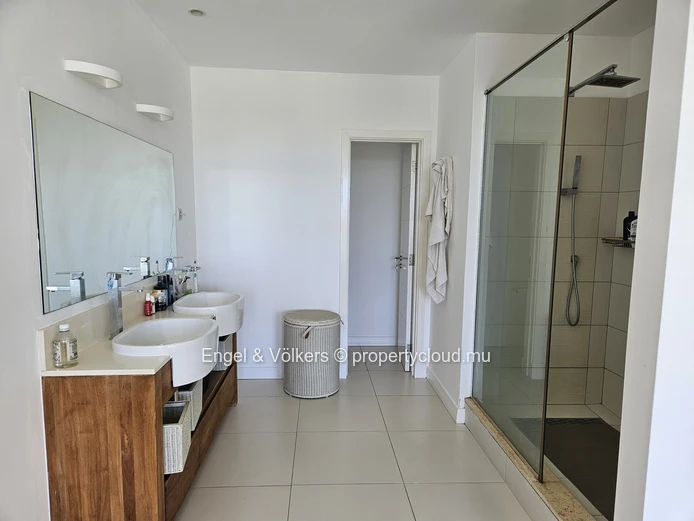 Luxurious 3-Bedroom Penthouse with Marina Views – For Rent in Black River