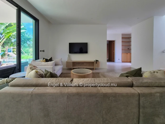 Stylish West Coast Villa Close to Beaches & Amenities