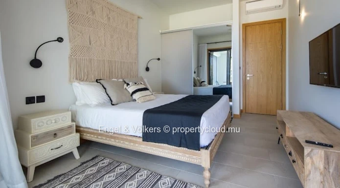 Modern & Convenient Beachfront Apartment