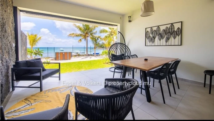 Modern & Convenient Beachfront Apartment