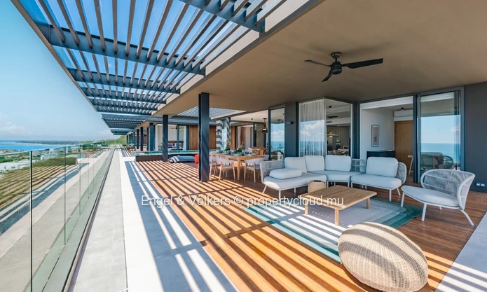 Prestigious West Coast Penthouse with Breath-taking 180° Sea Views