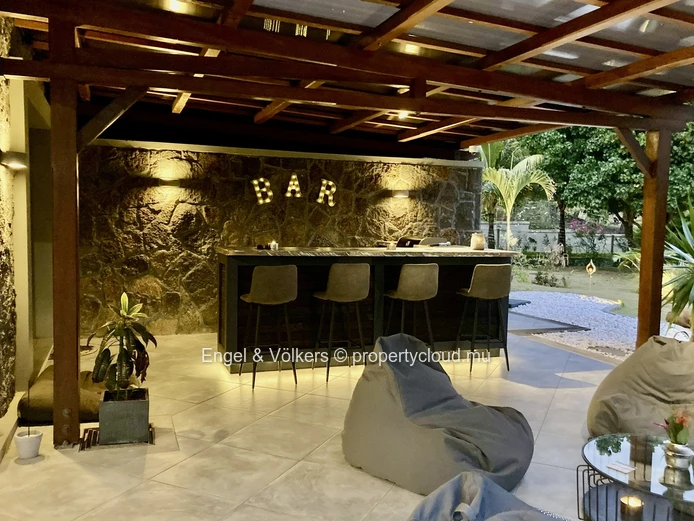 Exceptional 4-Bedroom Villa on a large Landscaped Garden