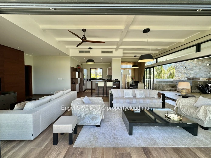 Magnificent 4-bedroom Penthouse, tastefully decorated and furnished with care.