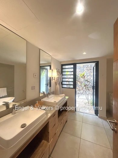 Contemporary 3-Bedroom Villa with Pool & Mountain View