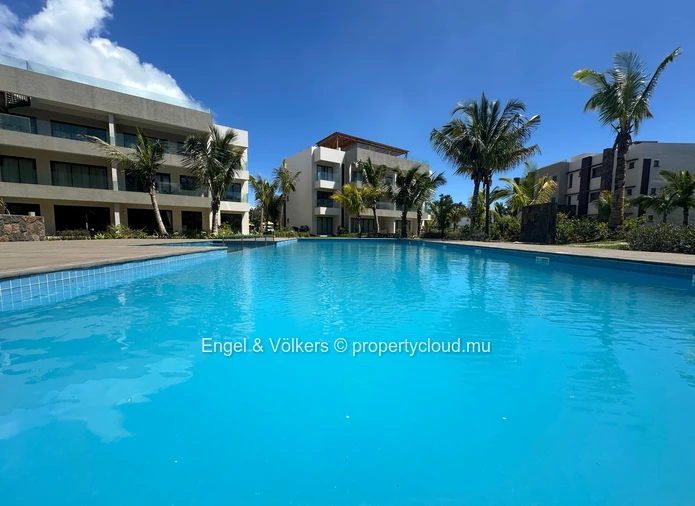 Exquisite Ground-Floor Apartment Steps from the Beach