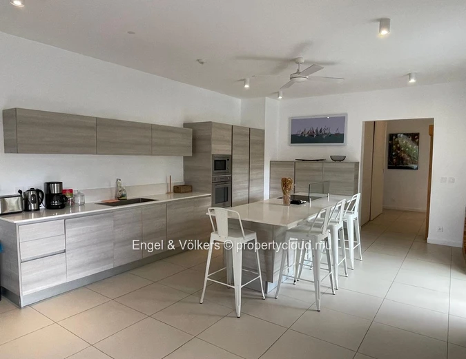 Stunning 2-Bedroom Apartment with views of the marina and mountains - Excellent Rental Investment
