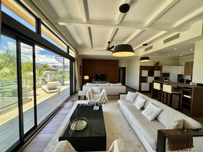 Magnificent 4-bedroom Penthouse, tastefully decorated and furnished with care.