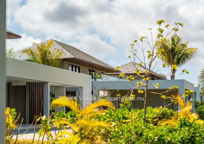 Exclusive 5-Bedroom Fairway Villa in Prime Position