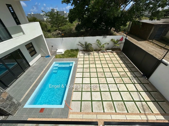 Modern 4-Bedroom House for Rent in Cap Malheureux – Private Pool & Rooftop Terrace