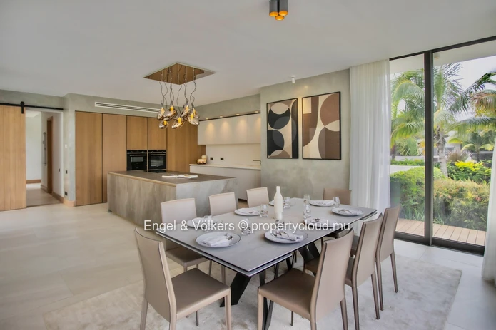 Refined Tropical Living in a Prestigious Golf Estate
