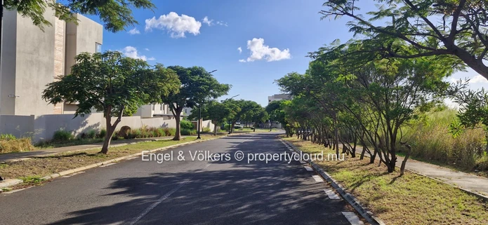 FOR RENT : 3 Bedroom apartment with rooftop in Flic en Flac