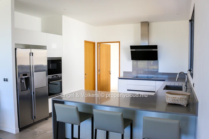 Luxury 4-Bedroom Villa in Tamarin – Private Garden & Pool